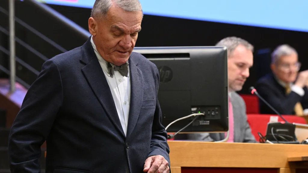 Bohuslav Svoboda (vlevo) a Zdeněk Hřib na zasedání pražského zastupitelstva