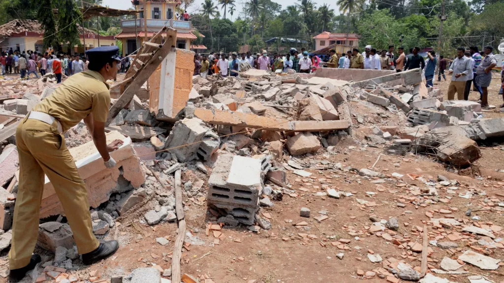 Místo, na kterém vybuchla zábavní pyrotechnika a zapálila chrám během oslav v jižní Indii