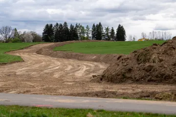 Obchvat má z Kaplice odvést desetitisíce kamionů. Dělníci začali s jeho stavbou