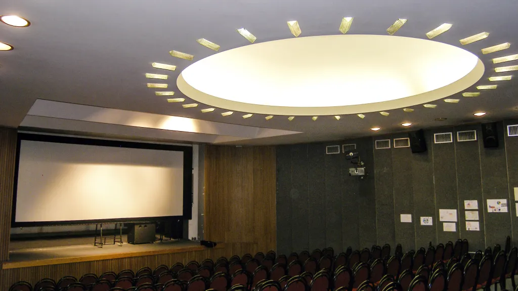Divadelní sál v suterénu kulturního domu v Mladé Boleslavi
