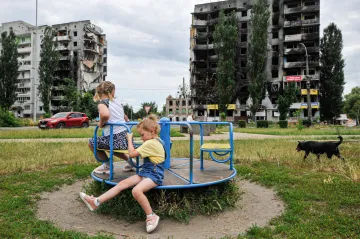 Válka těžce dopadá na děti. Sirotci jsou vlečeni do Ruska, ukrajinské školy čelí bombardování