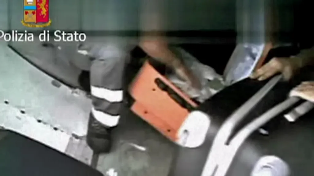 Italské vykradače kufrů zachytila kamera v nákladním prostoru