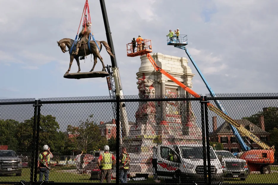 Dělníci odstranili přes šest metrů vysokou jezdeckou sochu konfederačního generála Roberta Leeho, která stála v hlavním městě amerického státu Virginie Richmondu. Předmětem diskuzí historiků zůstává dodnes nevyjasněná otázka,  jaký vztah měl Robert Lee k otrokům a otrokářskému systému vůbec