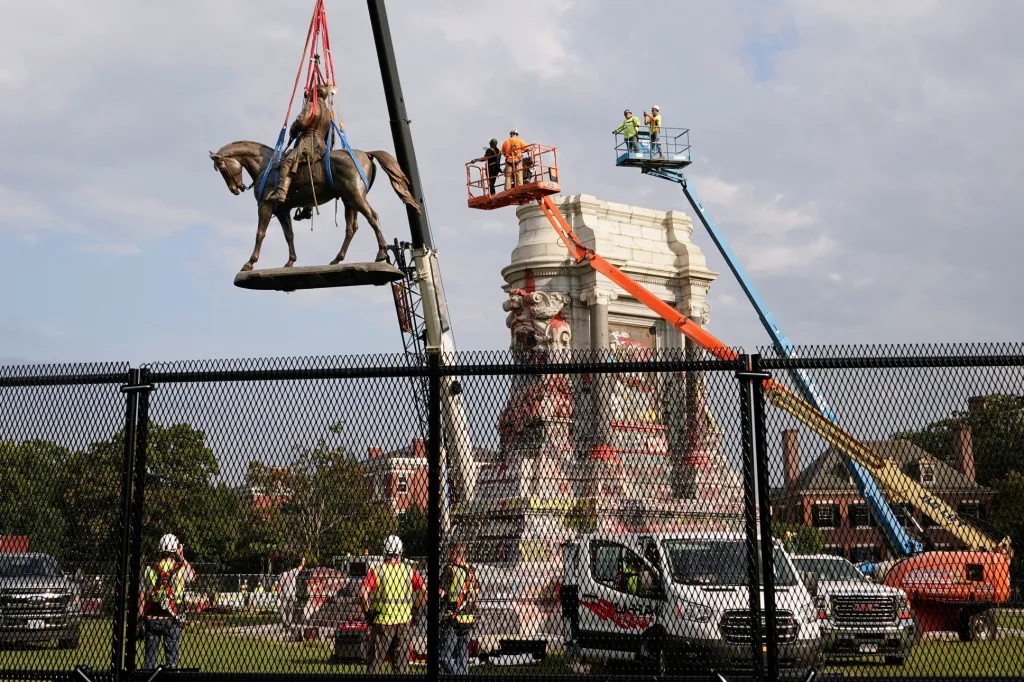 Dělníci odstranili přes šest metrů vysokou jezdeckou sochu konfederačního generála Roberta Leeho, která stála v hlavním městě amerického státu Virginie Richmondu. Předmětem diskuzí historiků zůstává dodnes nevyjasněná otázka,  jaký vztah měl Robert Lee k otrokům a otrokářskému systému vůbec