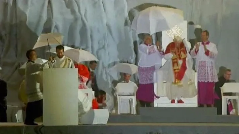 Benediktu XVI. odnesl vítr pileola