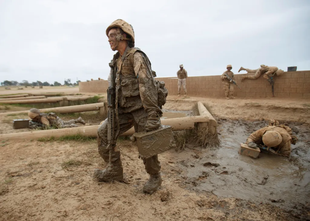 Americká armáda prolomila poslední genderové bariéry. Ženy procházejí tvrdým "mariňáckým" výcvikem, stejně jako muži, na námořní základně Pendleton v Kalifornii
