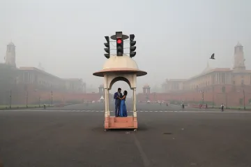 Týden obrazem: Láska v kouři, dezinfekce dronem a příšery z jezera