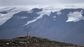 Muž postává na místě původního ledovce