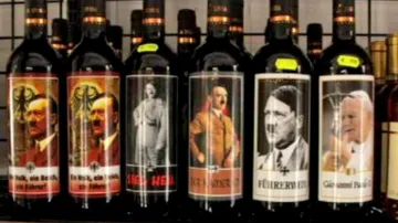 Italské víno s Hitlerem a Janem Pavlem II. na etiketách