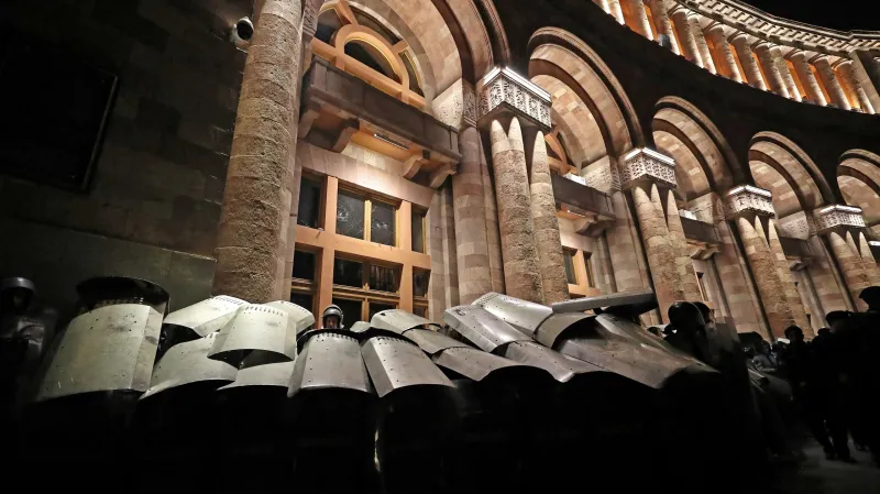 Arménská policie brání sídlo vlády před protestujícími