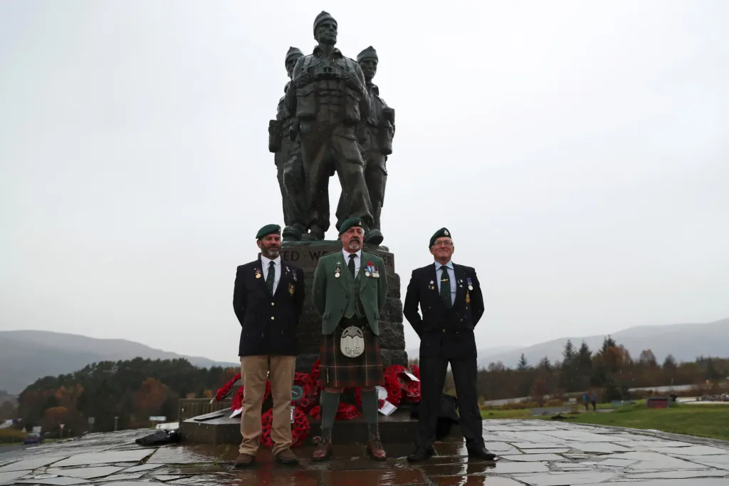 Veteráni stojí před památníkem věnovaným vojákům britských jednotek Commando u vesnice Spean Bridge ve Skotsku