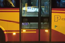 Policie vypátrala muže podezřelého z dubnové střelby na autobus s cestujícími v Hronově