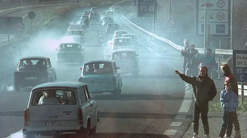 Fotografie silničního provozu v Německu po pádu Berlínské zdi