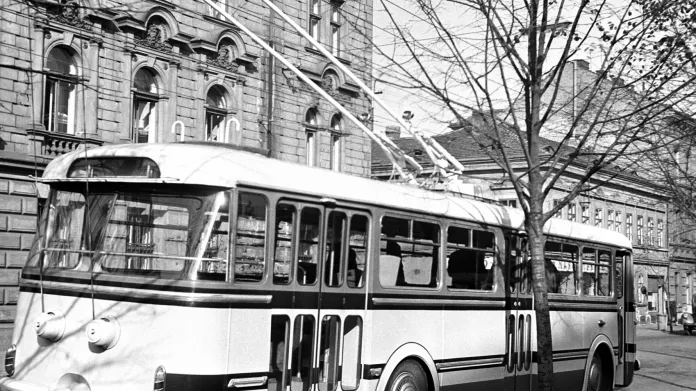 Plzeňskými ulicemi nejezdily jen běžné trolejbusy, sloužily i jako „testovací polygon“. Zkušební jízdy podstoupil i vylepšený trolejbus 9Tr