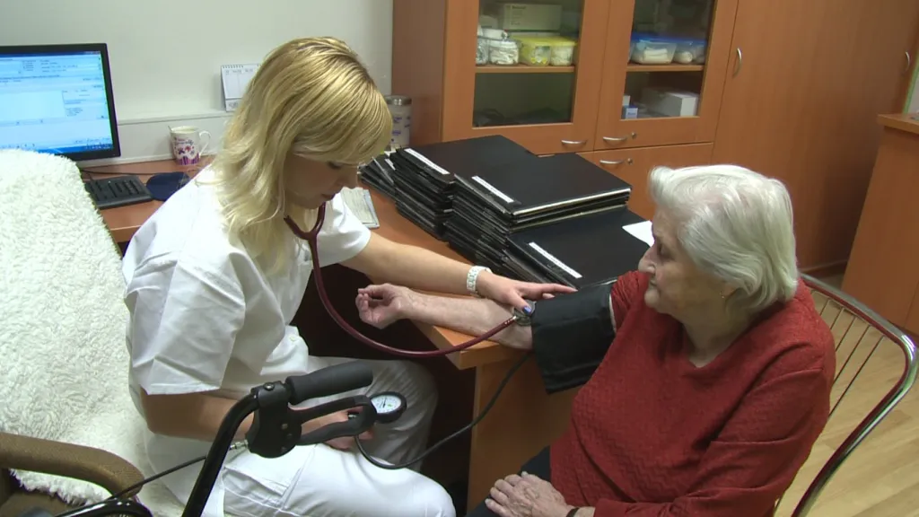 Mladá lékařka léčí seniory v Holešově