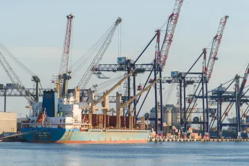 Italský přístav zablokoval náklad zbraní do Izraele, podle médií jsou z Česka