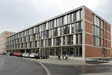 Místo bazénu mikroskopy. Kde stávalo koupaliště, vyrostly laboratoře