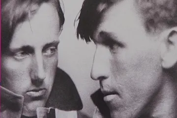 Terezín přivítal výstavu o nacistickém teroru růžových trojúhelníků