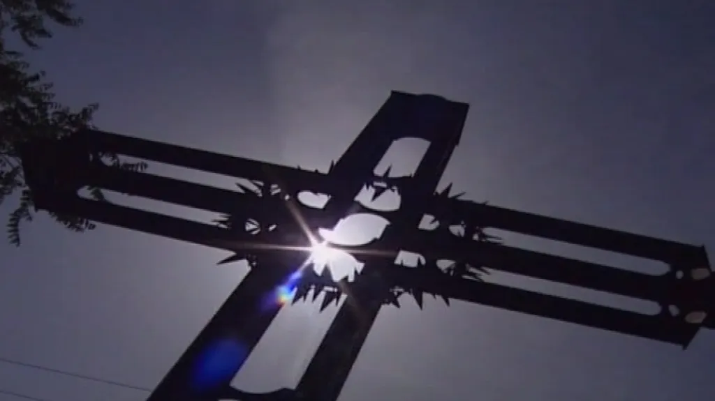 Kříž na místě hromadného hrobu v Pohořelicích