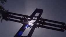 Kříž na místě hromadného hrobu v Pohořelicích