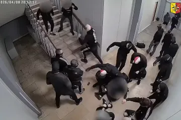 Pětadvacet proti pěti. Policie už zná totožnost několika útočníků v Hostivaři