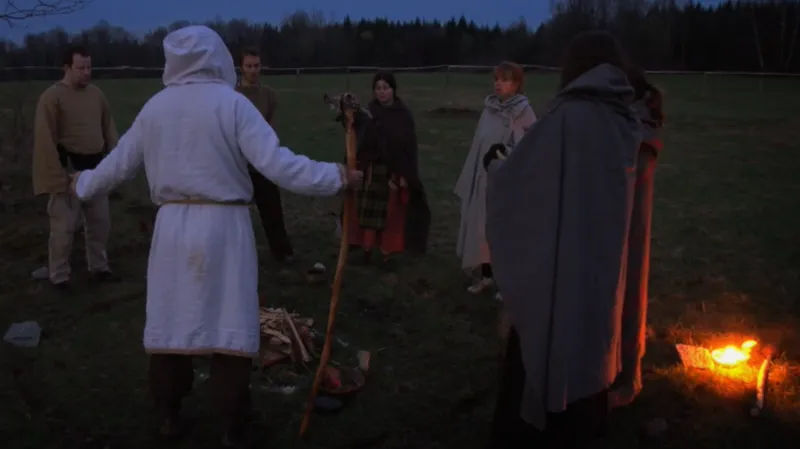 Archivní záběr – účastníci svátku Beltain stojí v kruhu