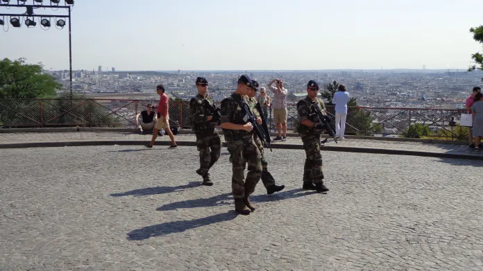 U pařížských památek jsou nasazeni vojáci