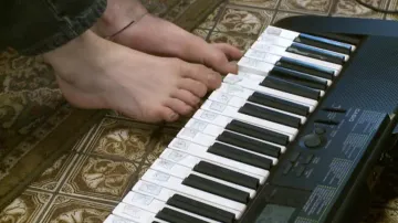 Isaac Lufkin umí hrát i na piano