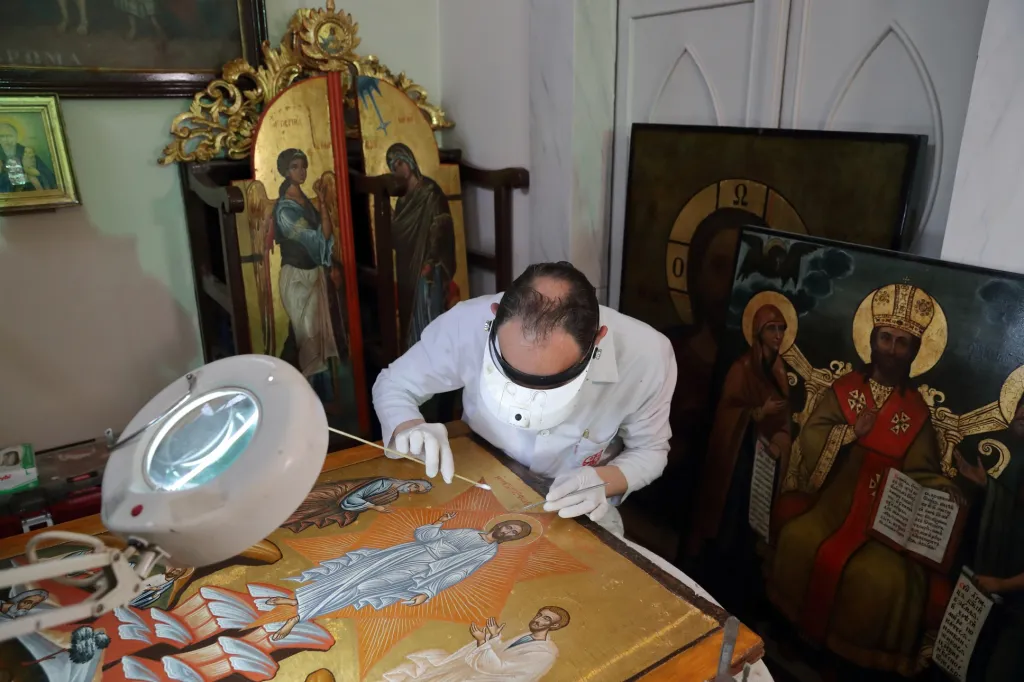 Restaurátoři v jednom z istanbulských kostelů obnovují sérii obrazů ze 16. století nazvanou Proměnění Páně