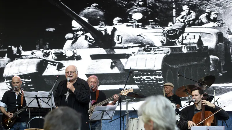 Milán Knížák se skupinou Aktual při koncertu na Václavském náměstí