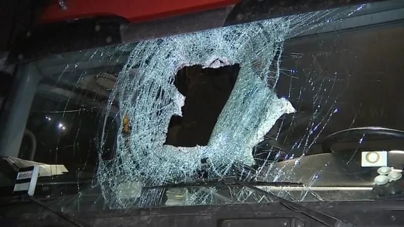 Kamion poškozený dřevěným špalkem