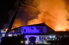 V Lysé nad Labem hořela výrobní hala, škoda přes 100 milionů