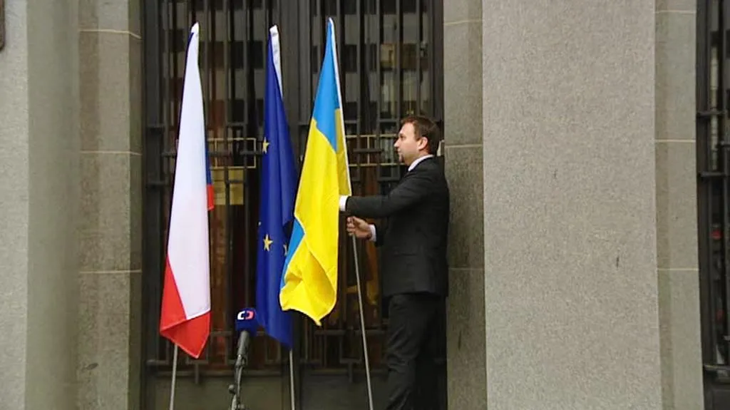 Marian Jurečka vyvěsil před svým resortem ukrajinskou vlajku