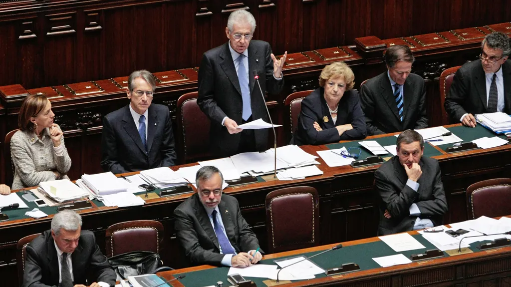 Mario Monti při projevu v parlamentu