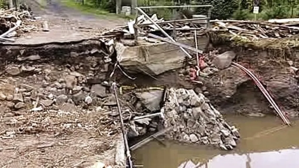 Zničená silnice po povodni