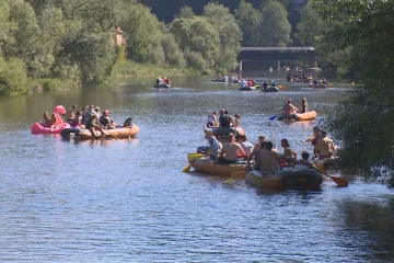 Nízké hladiny řek komplikují start vodácké sezóny. Půlka toků je nesjízdná