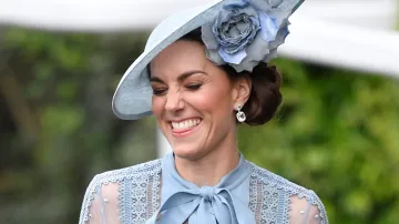 Dostihům dodává lesk a výjimečnost přítomnost britské královské rodiny. Na snímku je Kate, vévodkyně z Cambridge.