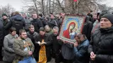 Krymští Rusové a proruští aktivisté se modlí poblíž budovy krymského parlamentu