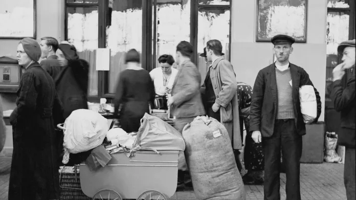 Odjezd uprchlíků z pohraničí do Prahy v říjnu 1938