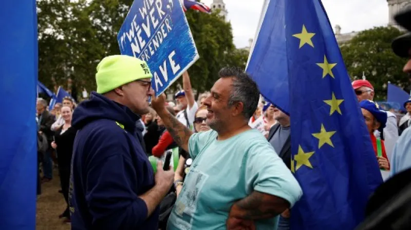 Příznivci a odpůrci brexitu se během jednání poslanců shromáždili před parlamentem,  Autor: Henry Nicholls,  Zdroj: Reuters