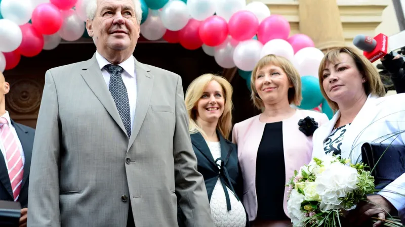 Miloš Zeman s manželkou Ivanou při návštěvě gymnázia