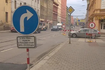 Zákazy vjezdu, zmatky, zdržení. V Brně začali s výměnou parovodů v ulici Cejl 