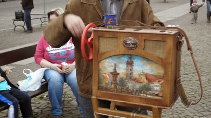 Vernisáž výstavy hracích strojků