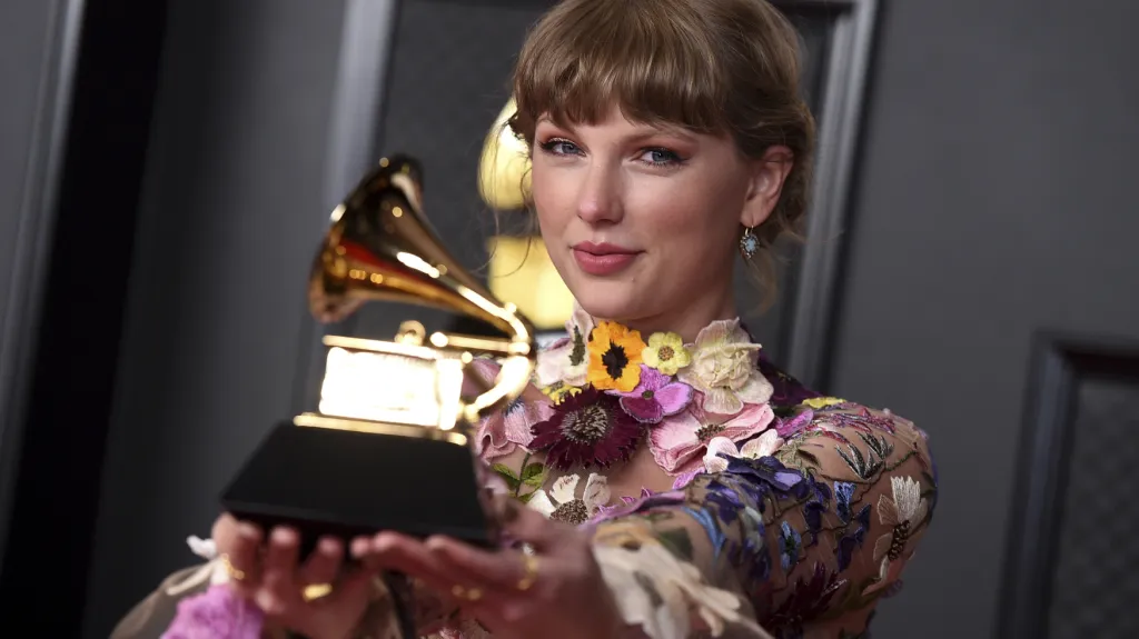 Taylor Swiftová se svou cenou Grammy
