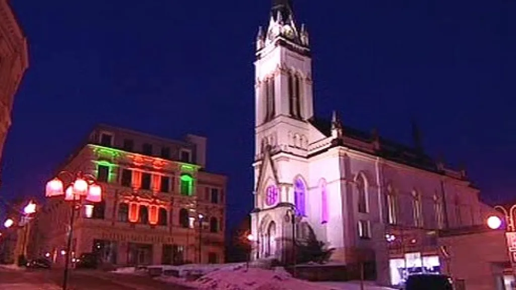 Nasvícený kostel v centru Jablonce nad Nisou