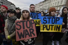Demonstranti vyrazili do českých ulic. Nesouhlasí s ruskou invazí na Ukrajinu