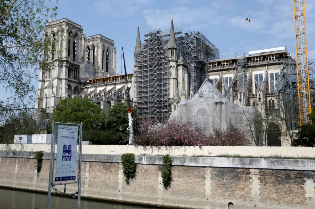Z Notre-Dame začínají po ničivém požáru sundavat poškozené lešení
