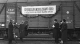 Dne 8.prosince přijela do Čierné u Čopu československá delegace, v níž byli poslanci UNS Škrlantová a Kliment a členové přípravného výboru pro oslavy 30.výročí oslav VŘSR. Ve stanici je očekával vlak, v němž byly dárky a pozdravné adresy sovětskému lidu. V poledne odjela delegace do Čopu, kde ji na nádraží vyzdobeném vlajkami přivítala vojenská hudba. Potom došlo k samotnému slavnostnímu předání čsl. darů. Na snímku jeden z vagonů - opatřen transparentem Československo zdraví SSSR u příležitosti