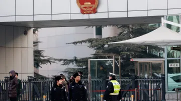 Soud se Sü Č'-jungem provázejí přísná bezpečnostní opatření