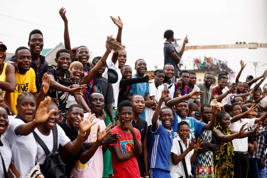 Obyvatelé hlavního města Konžské demokratické republiky vítají papeže Františka. Po návštěvě země bude pokračovat do Jižního Súdánu